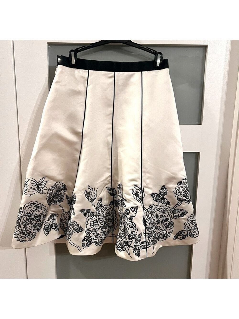 SisSaé embroidered white and black skirt. Size M